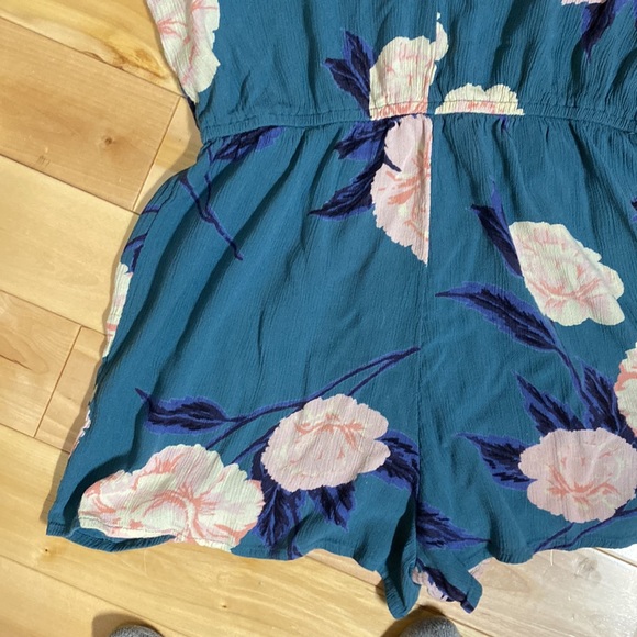 Romper by Billabong size medium - Picture 4 of 9